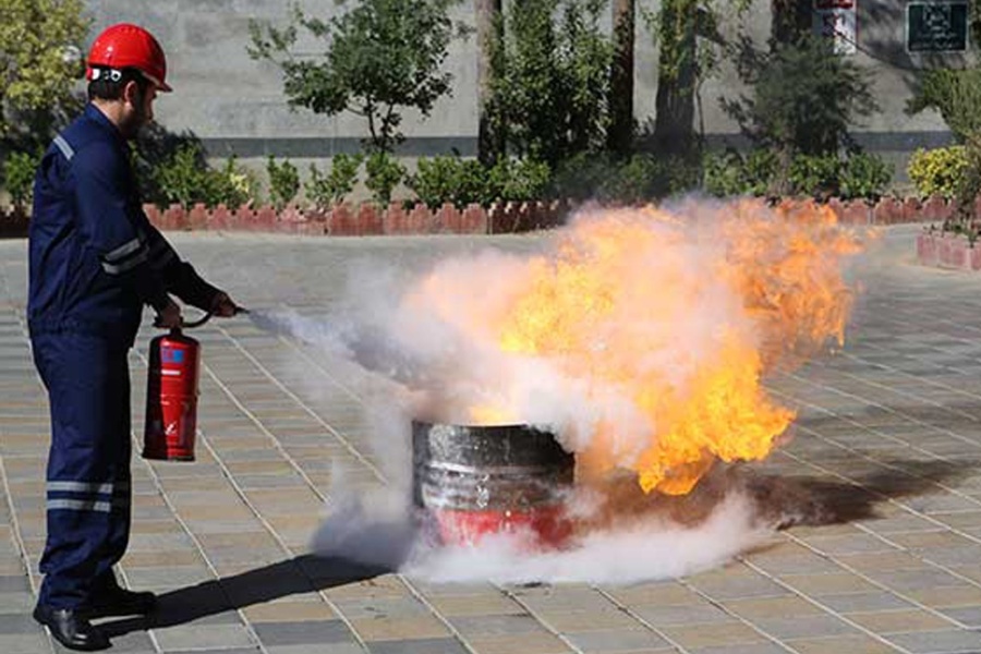 اجرای مانور استفاده از خاموش کننده‌های دستی در زمان آتش سوزی...